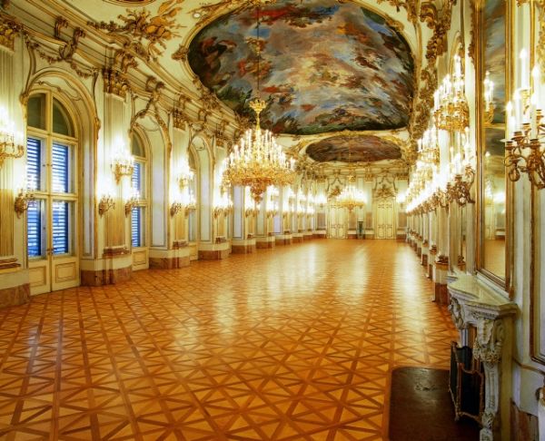 Schonbrunn-Palace-inside.jpg